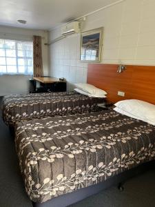 Postel nebo postele na pokoji v ubytování Tudor Motor Lodge