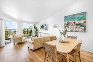 a living room with a table and chairs at 3 Andari Sunshine Beach Modern Apt 1 Min Beach in Sunshine Beach