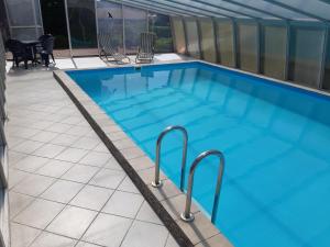 una gran piscina de agua azul en Ferienhaus Kallies - Dat grote Huus en Bornhöved