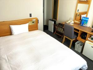 Postel nebo postele na pokoji v ubytování Hotel Route-Inn Mikawa Inter