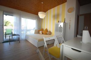 Una habitación con una cama y una mesa y una cocina. en Ferienwohnung für 4 Personen ca 50 qm in Vantačići, Kvarner Bucht Krk, en Vantačići