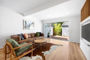 Χώρος καθιστικού στο Villa Le Miramar Perfect for your Pooch Holiday