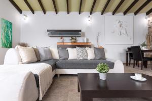 sala de estar con sofá y mesa en Ferienhaus in Tuineje mit Großer Terrasse en Tesejerague