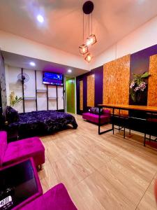 - une chambre avec un lit, une table et un piano dans l'établissement Lamai Home1, à Ko Yao Noi
