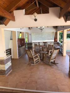 jadalnia z krzesłami, stołem i sufitem w obiekcie Villa Santiago , La Loma de Ranchito Pichey w mieście Santiago de los Caballeros