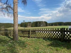 a wooden fence in front of a golf course at gemütliches neu renoviertes Gästezimmer mit Balkon - b58485 