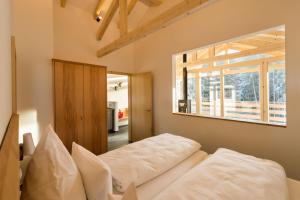 1 dormitorio con cama y ventana grande en Ferienhaus für 2 Personen ca 87 qm in Regen-Kattersdorf, Bayern Bayerischer Wald en Regen
