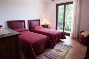 una camera d'albergo con due letti e una finestra di Ferienhaus mit Privatpool für 6 Personen ca 120 qm in Lonnano, Toskana Provinz Arezzo a Pratovecchio
