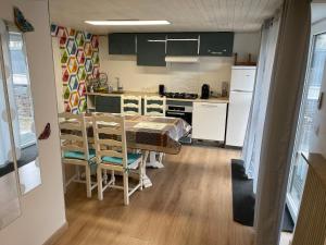 cocina con mesa y sillas en una habitación en Chaleureux Appartement - Estrade, en Bollwiller