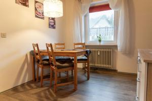 comedor con mesa, sillas y ventana en Tolles Appartement in Weißenstadt mit Offenem Kamin en Weißenstadt