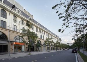 a street with a building on the side of a road at Hotel Ocean Homes in Gia Lâm Pho