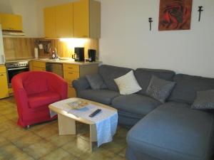 Area tempat duduk di Ferienwohnung mit Balkon, zwei Schlafzimmern und Küche mit Geschirrspülmaschine