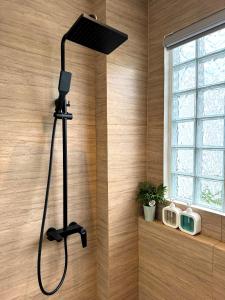 uma cabina de duche preta num quarto com uma parede em LE'S DALAT SKY Hotel Da Lat em Da Lat