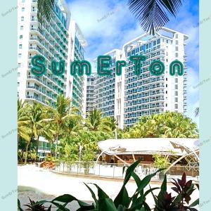 een bord voor sunoco hotel op het strand voor gebouwen bij Azure Residences Sumerton Staycation in Manilla