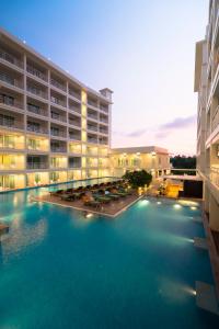 una gran piscina frente a un edificio en Chanalai Hillside Resort, Karon Beach en Karon Beach