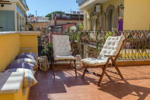 2 sedie sedute sopra un balcone di Ferienwohnung für 8 Personen ca 240 qm in Taormina, Sizilien Ostküste von Sizilien a Taormina