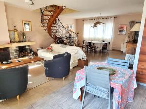 ein Wohnzimmer mit einem Sofa und einem Tisch in der Unterkunft Maison Banyuls-sur-Mer, 6 pièces, 6 personnes - FR-1-309-437 in Banyuls-sur-Mer
