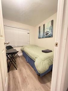 a small bedroom with a bed and a desk at OLIMPO in Miami