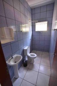 a bathroom with a toilet and a sink at Recanto Minas a Goiás in Ceres