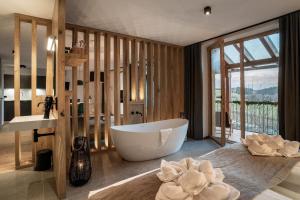 ein Badezimmer mit einer großen Badewanne und einem großen Fenster in der Unterkunft Unterkunft EXKLUSIVE FERIENWOHNUNG MIT EIGENER SAUNA in Regen