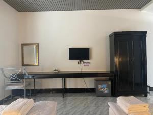 A television and/or entertainment centre at Oasis hotel