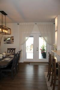 une salle à manger avec une table et une porte en verre dans l'établissement Lake Marlin Villa, à Port Charlotte