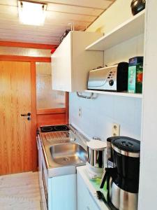 Ett kök eller pentry på Haus Kees, Kressbronn am Bodensee-Apartment mit Kleinküche - b48619