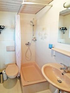Ett badrum på Haus Kees, Kressbronn am Bodensee-Apartment mit Kleinküche - b48619