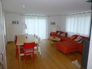 sala de estar con sofá rojo y mesa en Großes Ferienhaus auf Gotland 700 Meter zum Meer en Ljugarn