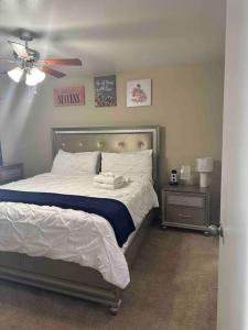 um quarto com uma cama e uma ventoinha de tecto em Luxurious Apt With King Bed-MedCenter-Free Parking em Houston