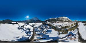 - une vue aérienne sur une station de ski dans la neige dans l'établissement Ganze Wohnung in Leutasch mit Privatem Balkon - a80944, à Leutasch