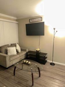 uma sala de estar com um sofá e uma mesa de centro em Luxurious Apt With King Bed-MedCenter-Free Parking em Houston