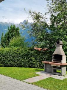 un banco sentado en el césped con vistas a las montañas en Ferienhaus in Sautens mit Garten, Pool und Grill und Panoramablick en Sautens