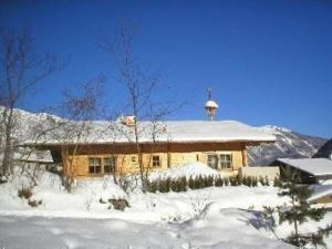 una casa con techo cubierto de nieve en la nieve en Ferienhaus in Sautens mit Garten, Pool und Grill und Panoramablick en Sautens