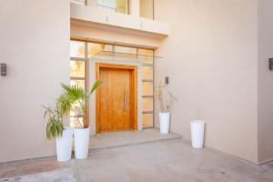 zwei Topfpflanzen vor einer Tür in der Unterkunft 5-Suite Villa with Private Pool in Marrakesch