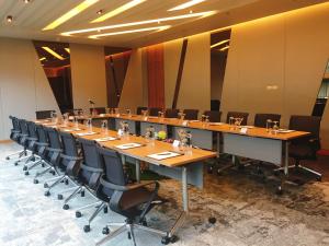 uma grande sala de conferências com uma mesa longa e cadeiras em Karon Island Boat Boutique Hotel em Patong Beach