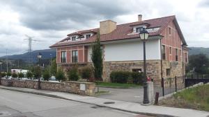 una gran casa de ladrillo al lado de una calle en Hotel Valle de Cabezón, en Cabezón de la Sal