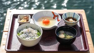 un vassoio di cibo con ciotole di cibo sopra di kazeto a Ōda