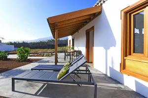 a patio with a bench and a table on a house at Ferienhaus für 2 Personen ca 80 qm in La Laguna, La Palma Westküste von La Palma in Los Llanos de Aridane