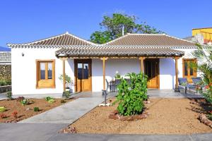 a small white house with a porch at Ferienhaus für 2 Personen ca 80 qm in La Laguna, La Palma Westküste von La Palma in Los Llanos de Aridane