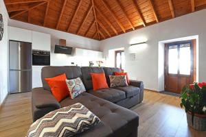 a living room with a brown couch and a kitchen at Ferienhaus für 2 Personen ca 80 qm in La Laguna, La Palma Westküste von La Palma in Los Llanos de Aridane