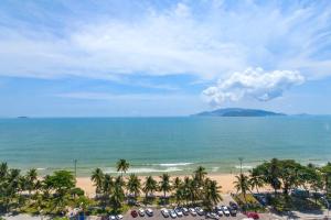 Blick auf einen Strand mit Palmen und das Meer in der Unterkunft De' Lora GoldCoast Apartment in Nha Trang