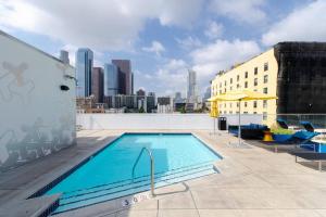 Πισίνα στο ή κοντά στο Cozy 3bed Condo with balcony and a rooftop pool