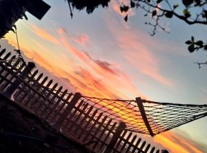 una puesta de sol con una red de voleibol en el cielo en Pearl Oceanic Resort - Trincomalee, en Trincomalee