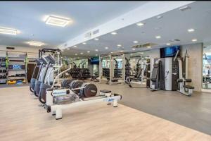 Γυμναστήριο ή/και όργανα γυμναστικής στο Cozy 3bed Condo with balcony and a rooftop pool