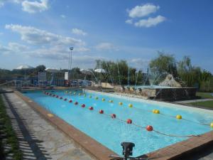 una gran piscina con una fuente de agua en Gästezimmer für 0 Personen 3 Kinder ca 30 qm in Pucciarelli, Trasimenischer See, en Pucciarelli