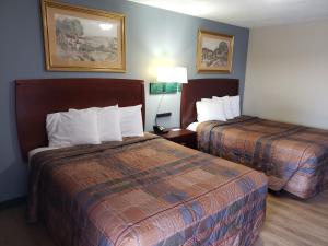 pokój z 2 łóżkami w pokoju hotelowym w obiekcie River Heights Motel w mieście Crump