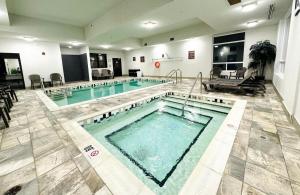 een groot zwembad in een hotelkamer bij Southfort Inn in Fort Saskatchewan