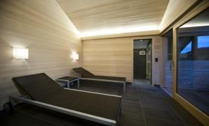 a room with two benches in a building at Modernes Holzhaus mit Sauna, Whirlpool und Entspannungsraum in Regen