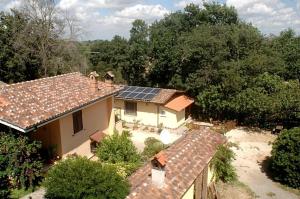 una vista aérea de una casa con paneles solares en el techo en Ferienhaus für 4 Personen 1 Kind ca 75 qm in Bottaccio, Latium Rom und Umgebung, en Castel di Guido